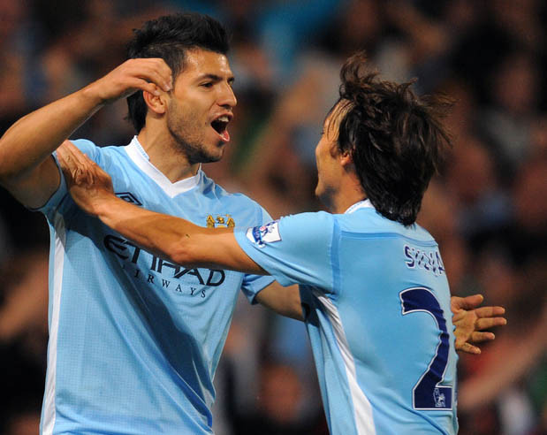 Silva - 1m72, Aguero đã lùn, vậy mà Silva đứng bên cạnh còn nhỏ bé hơn