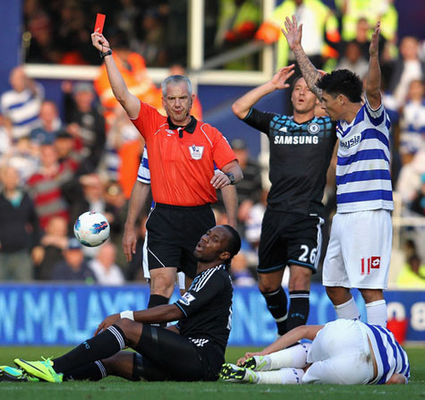 Thất bại của Chelsea xuất phát từ những chiếc thẻ đỏ có phần nặng tay của trọng tài