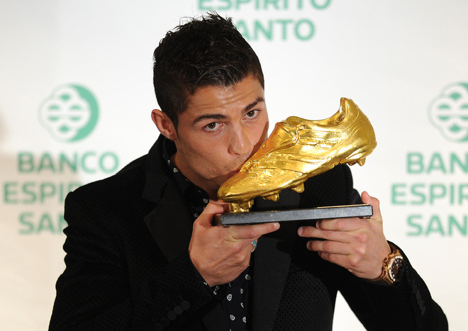 Nhưng tâm điểm vẫn là Cristiano Ronaldo, với 40 bàn thắng, anh đã nhận 80 điểm từ các chuyên gia, đứng đầu danh sách bầu chọn Golden Boot 2011