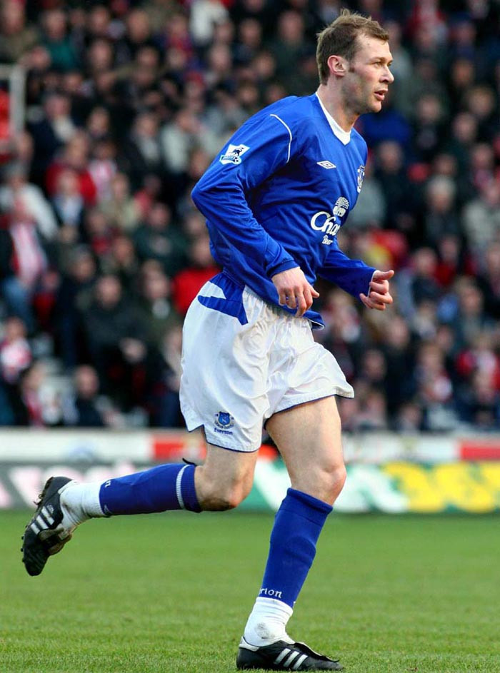 Duncan Ferguson. Anh nổi tiếng với lối chơi chém đinh chặt sắt không e ngại một ai Duncan Ferguson. Anh nổi tiếng với lối chơi chém đinh chặt sắt không e ngại một ai
