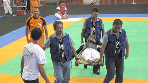 Nếu thi đấu Tarung Derajat thì chuyện lên cáng rời sân là hết sức bình thường Nếu thi đấu Tarung Derajat thì chuyện lên cáng rời sân là hết sức bình thường