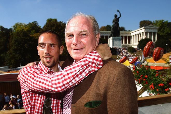 Ribery ôm Uli Hoeness như hai cha con Ribery ôm Uli Hoeness như hai cha con