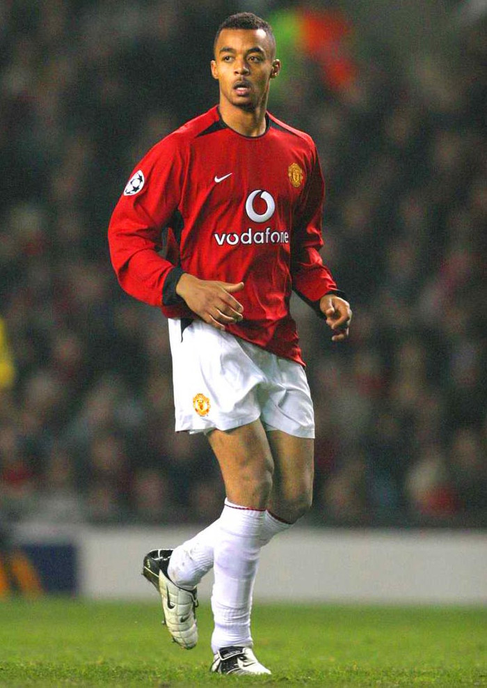 16. David Bellion. Minh chứng hùng hồn nhất cho cơn hạn hán tiền đạo tại Man Utd thời Rooney chưa về còn Van Nistelrooy dính chấn thương dài ngày. Tiền đạo nay 28 tuổi chơi như thể 1 vận động viên điền kinh hơn là bóng đá, nghĩa là anh chỉ biết chạy chứ không biết xử lý trái bóng ra sao. Được ở lại đến năm 2006, Bellion sau đó sang Pháp chơi bóng đến tận bây giờ nhưng cũng chưa lúc nào, anh chứng tỏ mình là 1 tiền đạo chất lượng ở những nơi đặt chân đến. 16. David Bellion. Minh chứng hùng hồn nhất cho cơn hạn hán tiền đạo tại Man Utd thời Rooney chưa về còn Van Nistelrooy dính chấn thương dài ngày. Tiền đạo nay 28 tuổi chơi như thể 1 vận động viên điền kinh hơn là bóng đá, nghĩa là anh chỉ biết chạy chứ không biết xử lý trái bóng ra sao. Được ở lại đến năm 2006, Bellion sau đó sang Pháp chơi bóng đến tận bây giờ nhưng cũng chưa lúc nào, anh chứng tỏ mình là 1 tiền đạo chất lượng ở những nơi đặt chân đến.