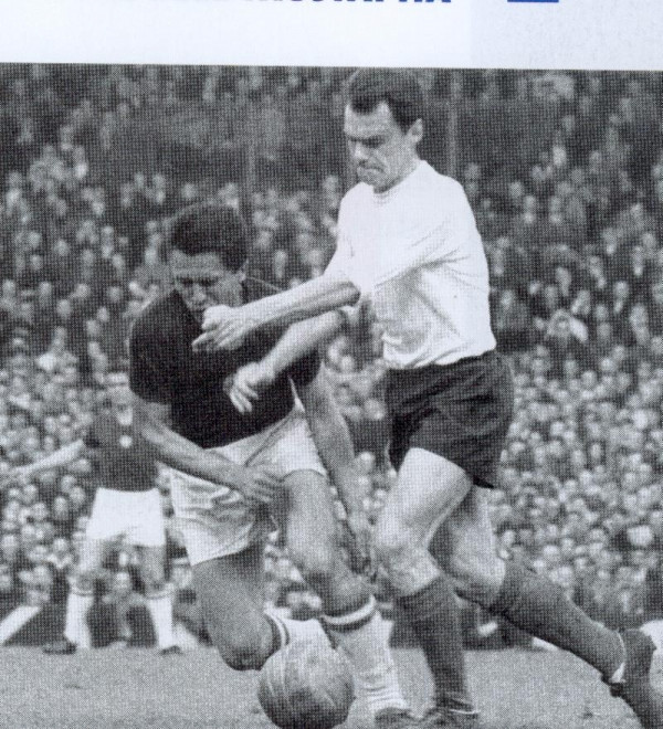 Lucien Muller (áo trắng): Cựu tiền vệ 77 tuổi này chơi khá tốt ở Real lẫn Barca. Tuy nhiên, ông lại dừng chân ở mỗi nơi không quá 3 mùa bóng. Khi giải nghệ, Muller cũng từng dẫn dắt Barca. Lucien Muller (áo trắng): Cựu tiền vệ 77 tuổi này chơi khá tốt ở Real lẫn Barca. Tuy nhiên, ông lại dừng chân ở mỗi nơi không quá 3 mùa bóng. Khi giải nghệ, Muller cũng từng dẫn dắt Barca.