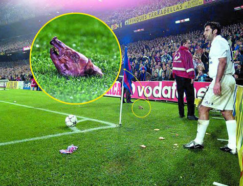 Luis Figo: Luis Figo đã bị nhiều fan gọi là kẻ phản bội trắng trợn khi giũ bỏ màu áo Barca để sang khoác áo đại kình địch Real. Trong một lần trở về mái nhà cũ Nou Camp, anh đã được tặng nguyên một cái đầu lợn. Nhưng, tất cả không thể khiến tiền vệ tài hoa này đánh mất mình. Chơi cho Barca hay bao nhiêu, về Real anh chơi hay hơn bấy nhiêu. Figo luôn là trụ cột tại Bernabeu cho đến khi anh chuyển sang Inter vào Hè 2005 trước khi lại tung hoành ở đây. Luis Figo: Luis Figo đã bị nhiều fan gọi là kẻ phản bội trắng trợn khi giũ bỏ màu áo Barca để sang khoác áo đại kình địch Real. Trong một lần trở về mái nhà cũ Nou Camp, anh đã được tặng nguyên một cái đầu lợn. Nhưng, tất cả không thể khiến tiền vệ tài hoa này đánh mất mình. Chơi cho Barca hay bao nhiêu, về Real anh chơi hay hơn bấy nhiêu. Figo luôn là trụ cột tại Bernabeu cho đến khi anh chuyển sang Inter vào Hè 2005 trước khi lại tung hoành ở đây.
