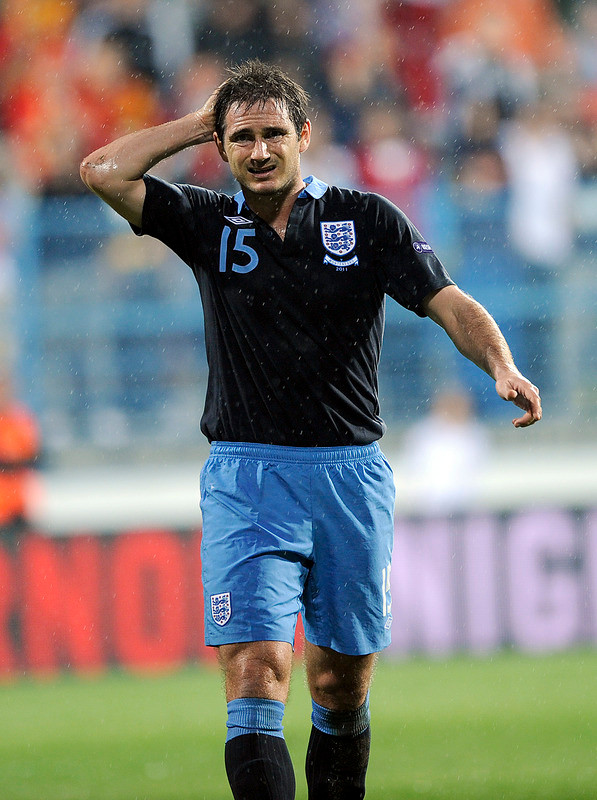 Lampard. Anh bị chỉ trích là kênh kiệu, là mắc bệnh ngôi sao. Nhiều người gặp Lampard ngoài đường rất khó lại gần. Ngoài ra, tiền vệ của Chelsea cũng có cuộc sống không lấy gì làm gương mẫu cho lắm, nhất là vụ scandal quay phim sex cùng Rio Ferdinand và Dyer hồi còn ở West Ham Lampard. Anh bị chỉ trích là kênh kiệu, là mắc bệnh ngôi sao. Nhiều người gặp Lampard ngoài đường rất khó lại gần. Ngoài ra, tiền vệ của Chelsea cũng có cuộc sống không lấy gì làm gương mẫu cho lắm, nhất là vụ scandal quay phim sex cùng Rio Ferdinand và Dyer hồi còn ở West Ham