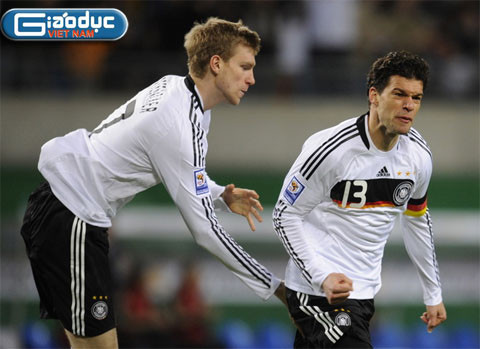 Mertesacker 'chọc ngoáy' Ballack khi ăn mừng bàn thắng Mertesacker 'chọc ngoáy' Ballack khi ăn mừng bàn thắng