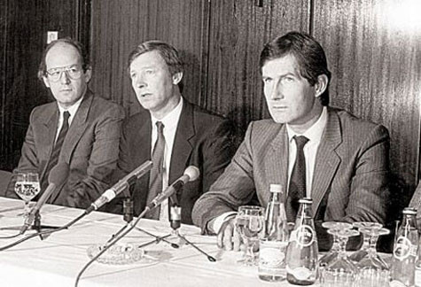 Sir Alex với nét mặt rụt rè và bỡ ngỡ trong ngày nhận trọng trách lớn tại Man Utd