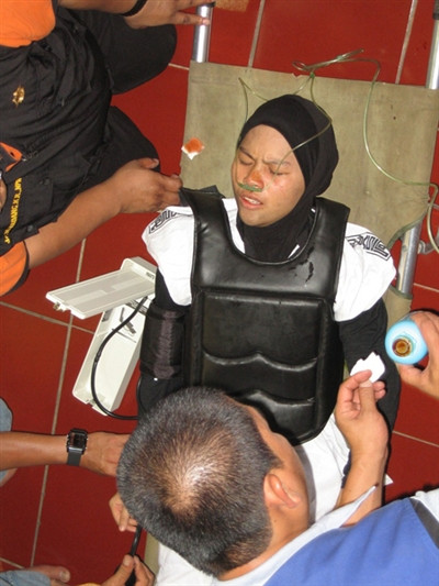 Một VĐV Tarung Derajat bất tỉnh nhân sự sau khi dính đòn tại SEA Games 26 Một VĐV Tarung Derajat bất tỉnh nhân sự sau khi dính đòn tại SEA Games 26