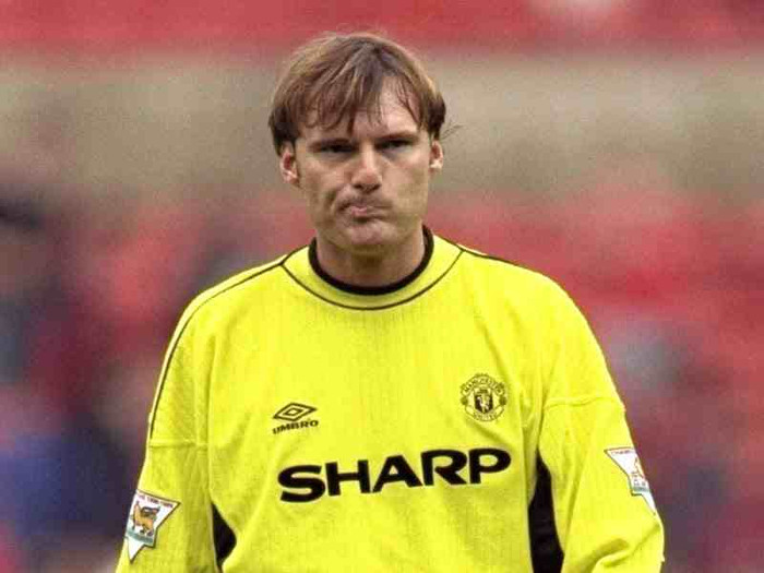 24. Massimo Taibi. Có lẽ trong số những đáp án Sir Alex tìm để giải bài toán trong khung gỗ khi đáp án mang tên Massimo Taibi là tệ nhất. Anh không dưới 1 lần làm tội đồ và trận hòa 3-0 trong thế dẫn trước với Southampton là minh chứng rõ ràng nhất. Massimo Taibi 1 lần phản lưới, 1 lần để bóng chut tọt qua 2 chân. Đó là tất cả những gì Sir Alex nhận được sau khi chi 4,5 triệu bảng cho thủ thành này. 24. Massimo Taibi. Có lẽ trong số những đáp án Sir Alex tìm để giải bài toán trong khung gỗ khi đáp án mang tên Massimo Taibi là tệ nhất. Anh không dưới 1 lần làm tội đồ và trận hòa 3-0 trong thế dẫn trước với Southampton là minh chứng rõ ràng nhất. Massimo Taibi 1 lần phản lưới, 1 lần để bóng chut tọt qua 2 chân. Đó là tất cả những gì Sir Alex nhận được sau khi chi 4,5 triệu bảng cho thủ thành này.