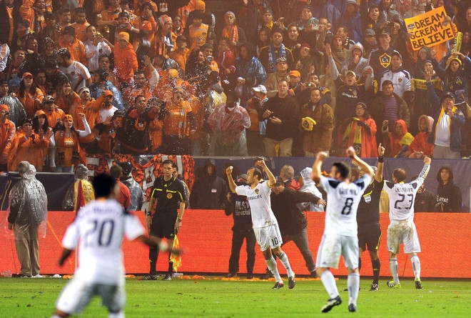 Giờ phút bắt đầu cuộc ăn mừng của Becks và các đồng đội Giờ phút bắt đầu cuộc ăn mừng của Becks và các đồng đội