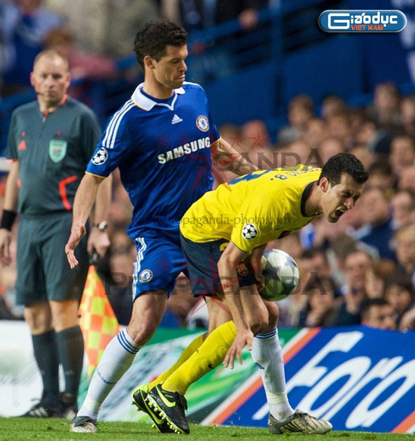Thấy Busquets thế khó, Ballack cứ... lấn tới Thấy Busquets thế khó, Ballack cứ... lấn tới