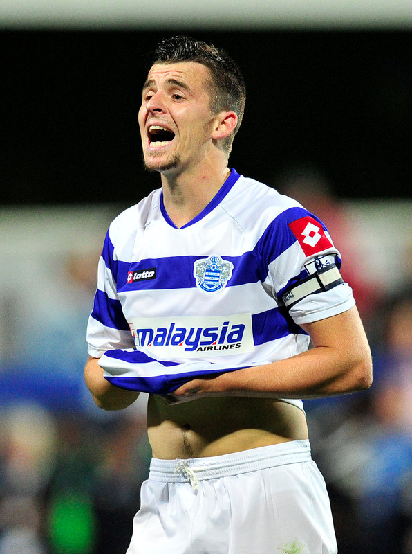 Joey Barton: Khỏi phải nói về chú ngựa chứng này. Không chỉ là hung thần trên sân cỏ, tiền vệ này còn là tên đồ tể ngoài đời với một loại tội danh như hành hung, phá hoại tài sản, phóng xe quá tốc độ... Joey Barton: Khỏi phải nói về chú ngựa chứng này. Không chỉ là hung thần trên sân cỏ, tiền vệ này còn là tên đồ tể ngoài đời với một loại tội danh như hành hung, phá hoại tài sản, phóng xe quá tốc độ...