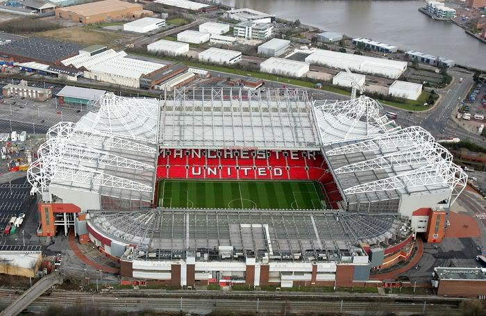 Nhờ thành công từ những danh hiệu, Man Utd quyết định nâng cấp sân Old Trafford lên 76.000 chỗ ngồi, trở thành sân bóng thuộc quyền sở hữu của CLB lớn nhất nước Anh cho đến thời điểm này