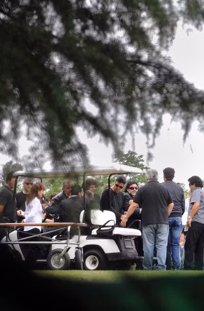 Gia quyến Maradona cùng đưa tiễn bà Dalma về nơi an nghỉ cuối cùng