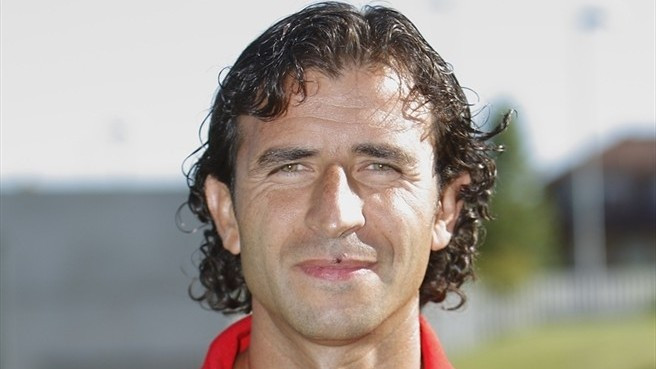 Luis Milla: Trong 5 năm tại Nou Camp, Milla chỉ được sử dụng 54 lần, trong khi về với Real, cựu tiền vệ này ra sân đến 165 lần qua 7 mùa giải, nghĩa là ông luôn đóng vai trò trụ cột. Vấn đề với Milla không nằm ở khả năng, mà là ông luôn mâu thuẫn với ông thầy Johan Cruyff vốn luôn là một tượng đài sống ở Nou Camp. Vì thế mà Johan Cruyff đã đầy đọa Milla bằng việc cho không Real. Nhưng thật trớ trêu là cựu tiền vệ 45 tuổi này đã cười vào mặt Johan Cruyff bằng một phong độ cực kỳ ấn tượng tại Bernabeu. Luis Milla: Trong 5 năm tại Nou Camp, Milla chỉ được sử dụng 54 lần, trong khi về với Real, cựu tiền vệ này ra sân đến 165 lần qua 7 mùa giải, nghĩa là ông luôn đóng vai trò trụ cột. Vấn đề với Milla không nằm ở khả năng, mà là ông luôn mâu thuẫn với ông thầy Johan Cruyff vốn luôn là một tượng đài sống ở Nou Camp. Vì thế mà Johan Cruyff đã đầy đọa Milla bằng việc cho không Real. Nhưng thật trớ trêu là cựu tiền vệ 45 tuổi này đã cười vào mặt Johan Cruyff bằng một phong độ cực kỳ ấn tượng tại Bernabeu.