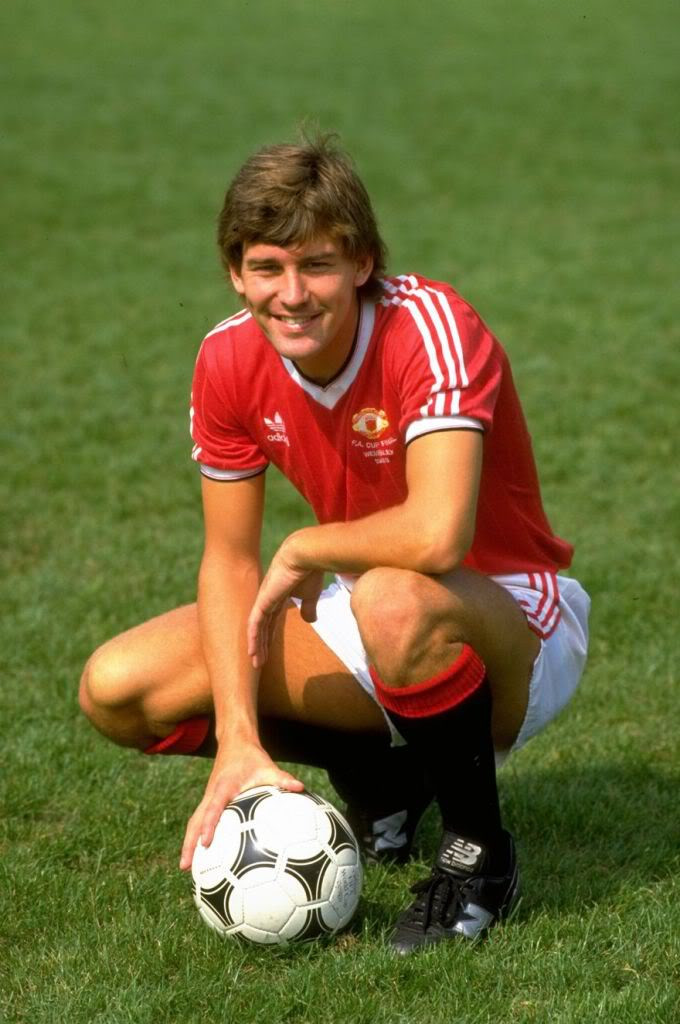 Rồi từ đó, một thế hệ xuất sắc mới ra đời. Bryan Robson