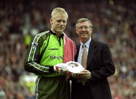 Là Peter Schmeichel (mua về từ Brondy với giá hơn 500.000 bảng)