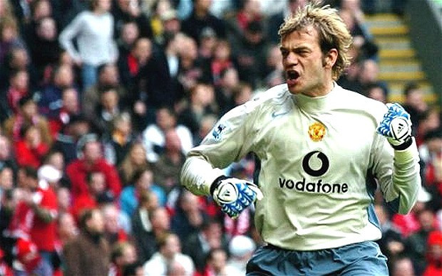 10. Roy Carroll. Không cần nói nhiều, đây là một trong những ‘chàng hề’ ấn tượng nhất ở khung gỗ Man Utd. Anh bắt thì ít mà phá thì nhiều. 10. Roy Carroll. Không cần nói nhiều, đây là một trong những ‘chàng hề’ ấn tượng nhất ở khung gỗ Man Utd. Anh bắt thì ít mà phá thì nhiều.