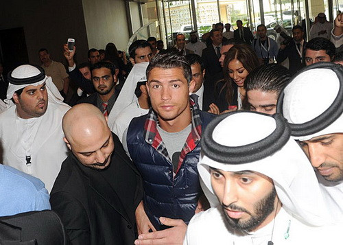 Ronaldo đến khách sạn Dubai International trong vòng vây của hàng trăm NHM