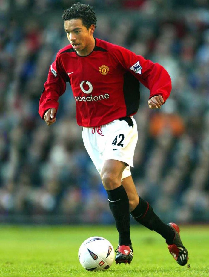 21. Kieran Richardson. Trưởng thành từ lò West Ham sau đó ‘tu’ thêm 1 năm ở lò Man Utd trước khi trình làng, Richardson là 1 sản phẩm hiếm hoi bên cạnh Darren Fletcher được Sir Alex kỳ vọng sau thế hệ vàng những năm 1991. Song, Richardson cũng chỉ làng nhàng như Wes Brown, O’Shea. Sau 5 năm không thể hiện được gì, anh bị bán cho Sunderland và tại đây, cầu thủ đá cánh trái này cũng chẳng thể là 1 phần quan trọng. 21. Kieran Richardson. Trưởng thành từ lò West Ham sau đó ‘tu’ thêm 1 năm ở lò Man Utd trước khi trình làng, Richardson là 1 sản phẩm hiếm hoi bên cạnh Darren Fletcher được Sir Alex kỳ vọng sau thế hệ vàng những năm 1991. Song, Richardson cũng chỉ làng nhàng như Wes Brown, O’Shea. Sau 5 năm không thể hiện được gì, anh bị bán cho Sunderland và tại đây, cầu thủ đá cánh trái này cũng chẳng thể là 1 phần quan trọng.
