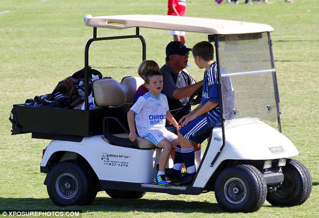 Sau đó, cả 3 được xe chở ra sân bóng