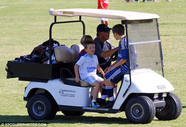 Sau đó, cả 3 được xe chở ra sân bóng