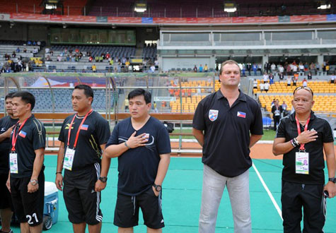 Trận Philippines - Việt Nam, trên khán đài A đìu hiu là các quan chức, phóng viên ngồi cùng với các CĐV.