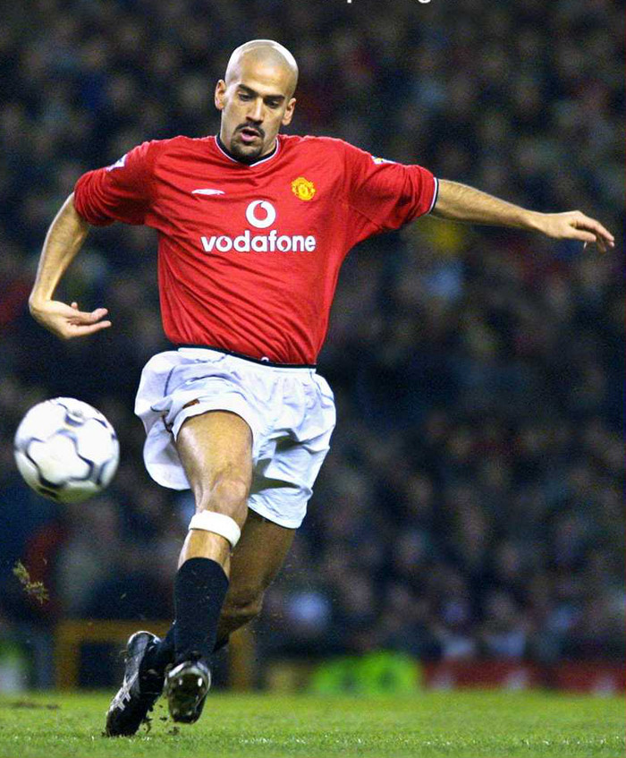 11. Sebastian Veron. Nhiều người bảo các CĐV Man Utd đã quá khắt khe với Veron. Minh chứng là mùa đầu tiên, anh vẫn là người sở hữu tỷ lệ chuyền bóng chính xác cao nhất Premier League. Nhưng nếu nhìn vào phong cách của tiền vệ người Argentina lẫn cái giá Sir Alex đã chi cho anh, quả thật là nỗi thất vọng tràn trề. Veron tốn của Man Utd gần 30 triệu bảng hè 2000, giúp anh trở thành cầu thủ đắt giá nhất nước Anh vào thời điểm đó. Nhưng tất cả những gì anh để lại chỉ là sự rườm rà, ẻo lả vốn không hợp với bóng đá Anh ưa sức mạnh và tốc độ. Cũng may là Man Utd sau đó 2 năm đã bán được ngôi sao này với giá 15 triệu bảng. 11. Sebastian Veron. Nhiều người bảo các CĐV Man Utd đã quá khắt khe với Veron. Minh chứng là mùa đầu tiên, anh vẫn là người sở hữu tỷ lệ chuyền bóng chính xác cao nhất Premier League. Nhưng nếu nhìn vào phong cách của tiền vệ người Argentina lẫn cái giá Sir Alex đã chi cho anh, quả thật là nỗi thất vọng tràn trề. Veron tốn của Man Utd gần 30 triệu bảng hè 2000, giúp anh trở thành cầu thủ đắt giá nhất nước Anh vào thời điểm đó. Nhưng tất cả những gì anh để lại chỉ là sự rườm rà, ẻo lả vốn không hợp với bóng đá Anh ưa sức mạnh và tốc độ. Cũng may là Man Utd sau đó 2 năm đã bán được ngôi sao này với giá 15 triệu bảng.