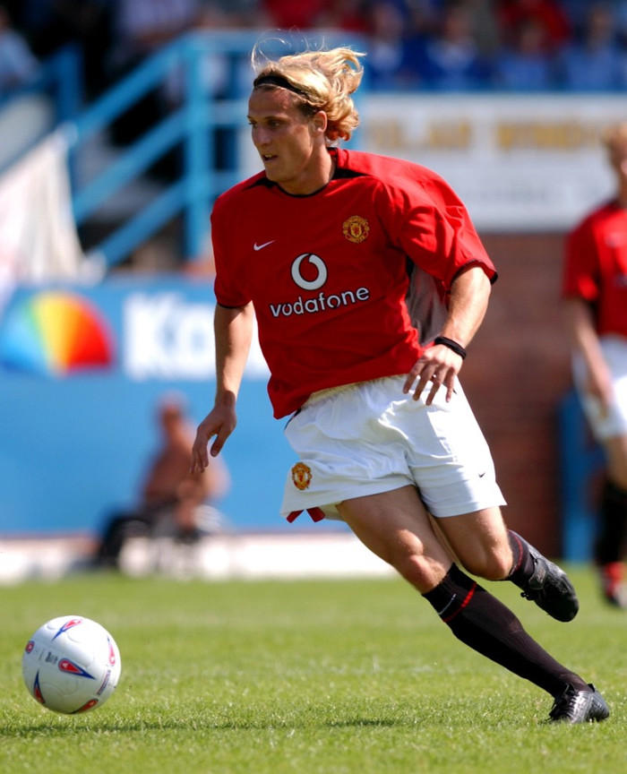 1. Diego Forlan. Được các tuyển trạch viên ‘nằm vùng’ tại Nam Mỹ ca ngợi hết lời, như một viên ngọc quý, nhưng sau 3 năm tại Old Trafford, viên ngọc ấy chẳng thể sáng nổi với chỉ 10 bàn tại Premier League và sớm bị đẩy đi. Rốt cuộc thì anh cũng sáng được, nhưng là tại Villarreal và Atletico Madrid chứ không phải Man Utd 1. Diego Forlan. Được các tuyển trạch viên ‘nằm vùng’ tại Nam Mỹ ca ngợi hết lời, như một viên ngọc quý, nhưng sau 3 năm tại Old Trafford, viên ngọc ấy chẳng thể sáng nổi với chỉ 10 bàn tại Premier League và sớm bị đẩy đi. Rốt cuộc thì anh cũng sáng được, nhưng là tại Villarreal và Atletico Madrid chứ không phải Man Utd