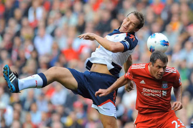 Kevin Davies. Không ai đáng ghét tại Premier League bằng tiền đạo của Bolton. Chơi ở hàng công nhưng thật ngạc nhiên là Davies lại nhiều năm qua là người dính nhiều thẻ nhất, phạm lỗi nhiều nhất. Tất cả xuất phát từ lối chơi chặt chém ngay trên phần sân đối phương của tiền đạo 37 tuổi này.