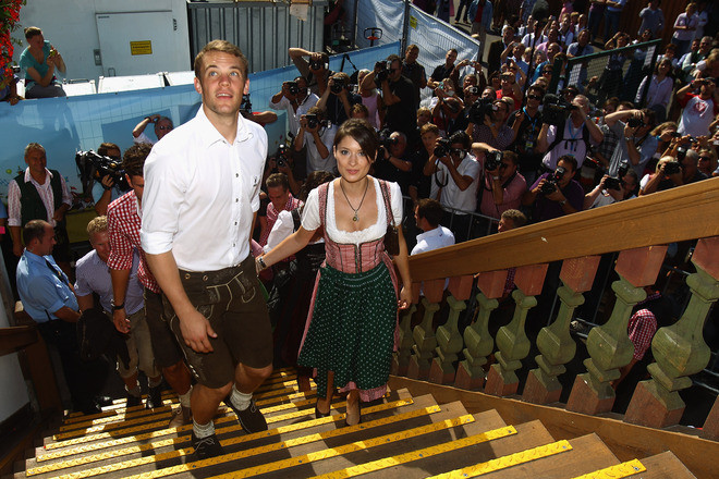 Manuel Neuer dẫn đầu đoàn quân Bayern trong hàng trăm con mắt ngưỡng mộ. Bên cạnh anh là bạn gái Katrin Manuel Neuer dẫn đầu đoàn quân Bayern trong hàng trăm con mắt ngưỡng mộ. Bên cạnh anh là bạn gái Katrin