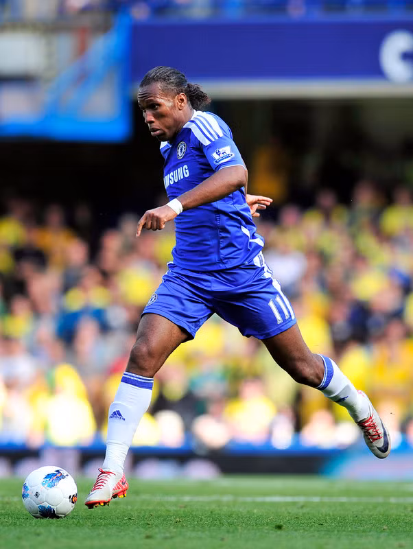 3. Drogba sang Arsenal. Ngày Drogba ở lại Chelsea đang đếm ngược dần. Câu hỏi lúc này là anh sẽ chọn nơi đâu làm bến đỗ mới. Khả năng Drogba sang Arsenal đang khá sáng bởi Van Persie có thể ra đi và lúc này, đại diện 2 bên cũng đã gặp gỡ.