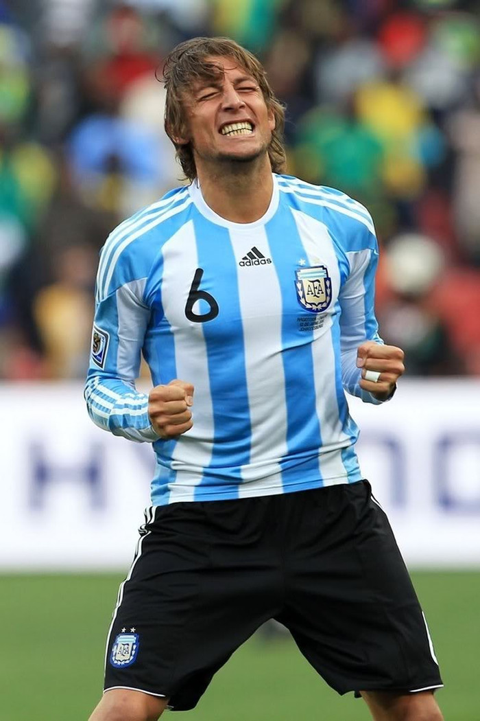 Heinze. Tiểu xảo có thừa, đó là điều đáng nói nhất về Heinze. Nhưng không ai có thể phủ nhận tinh thần chiến đấu kiên cường của anh Heinze. Tiểu xảo có thừa, đó là điều đáng nói nhất về Heinze. Nhưng không ai có thể phủ nhận tinh thần chiến đấu kiên cường của anh