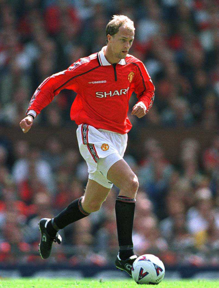 6. Jordi Cruyff. Trưởng thành từ lò La Masia danh tiếng, chơi khá hay trong mùa đầu ở đội 1 Barca khi ghi 9 bàn qua 25 trận, Jordi Cruyff được kỳ vọng có thể không vĩ đại như người cha Johan nhưng vẫn đủ sức kiếm 1 vị trí tại Nou Camp. Song, anh sau đó chững lại và khi được Man Utd mua về năm 1996 thì chỉ còn là 1 cầu thủ tầm thường. 4 năm tại Old Trafford là quãng thời gian anh khiến hy vọng ông bố đặt vào mình tan biến dần. Cựu tiền vệ này sau đó cũng chỉ đủ sức chơi hay tại CLB hạng 2 Alaves trước khi phiêu bạt sang tận giải VĐQG Malta, quốc gia xếp thứ 158 trên bản đồ bóng đá thế giới vào lúc này. Hiện, Jordi Cruyff là HLV của AEK Larnaca, CLB đang chơi tại Europa League. 6. Jordi Cruyff. Trưởng thành từ lò La Masia danh tiếng, chơi khá hay trong mùa đầu ở đội 1 Barca khi ghi 9 bàn qua 25 trận, Jordi Cruyff được kỳ vọng có thể không vĩ đại như người cha Johan nhưng vẫn đủ sức kiếm 1 vị trí tại Nou Camp. Song, anh sau đó chững lại và khi được Man Utd mua về năm 1996 thì chỉ còn là 1 cầu thủ tầm thường. 4 năm tại Old Trafford là quãng thời gian anh khiến hy vọng ông bố đặt vào mình tan biến dần. Cựu tiền vệ này sau đó cũng chỉ đủ sức chơi hay tại CLB hạng 2 Alaves trước khi phiêu bạt sang tận giải VĐQG Malta, quốc gia xếp thứ 158 trên bản đồ bóng đá thế giới vào lúc này. Hiện, Jordi Cruyff là HLV của AEK Larnaca, CLB đang chơi tại Europa League.