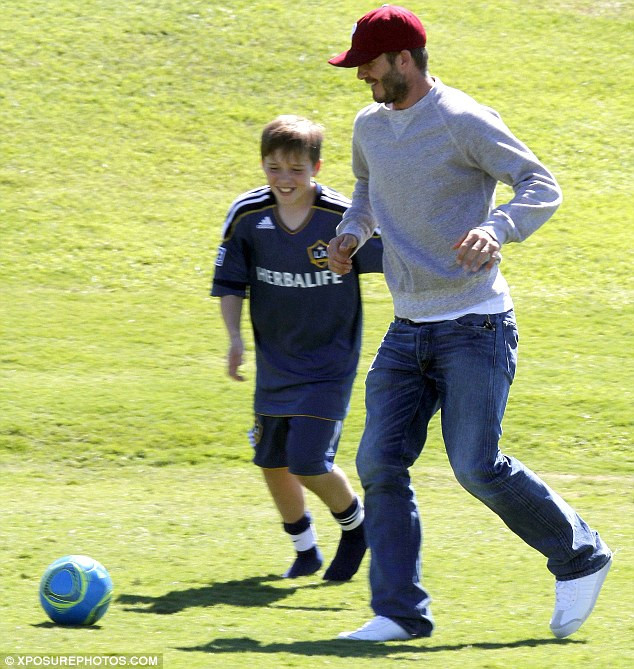 Becks cũng vừa hướng dẫn các kỹ thuật...