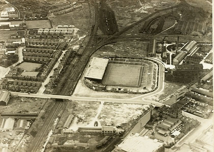 Sân Old Trafford, đúng 101 năm về trước đã được đưa vào hoạt động và từ đó đến nay là sân nhà của Man Utd. Bức ảnh này được chụp vào năm 1910 từ máy bay của Hoàng gia Anh Sân Old Trafford, đúng 101 năm về trước đã được đưa vào hoạt động và từ đó đến nay là sân nhà của Man Utd. Bức ảnh này được chụp vào năm 1910 từ máy bay của Hoàng gia Anh