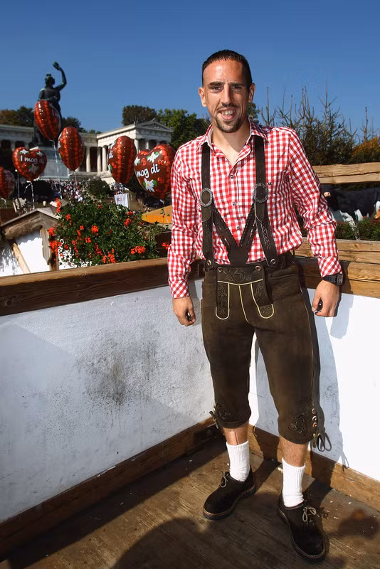 Franck Ribery. Bị chỉ trích nhiều nhất trong vụ dây dưa với gái mại dâm Zahia Dehar cùng Benzema và Govou, những tưởng ‘vết đen’ trong sự nghiệp của Ribery chỉ có thế. Vậy mà khi nhớ lại, người ta phải giật mình. Vợ ly dị năm 2002 vì quá sợ thói trăng hoa, thường xuyên cặp kè cùng gái làng chơi… Nhiều cô gái đã biết sợ 'quỷ lùn' Ribery, không chỉ bởi bề ngoài thô kệch.