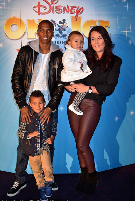 Ashley Young cùng vợ sắp cưới và 2 con Ashley Young cùng vợ sắp cưới và 2 con