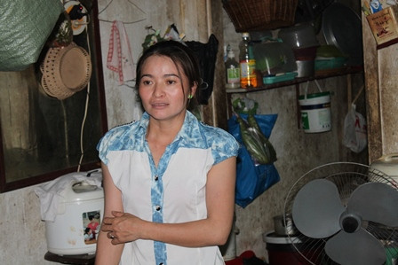 Chị Hồng tỏ vẻ mệt mỏi và chưa hết hoảng sợ sau khi phát hiện "kho báu" tiền tỷ