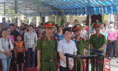 Nhiều người theo dõi phiên tòa xét xử bị cáo Tuấn