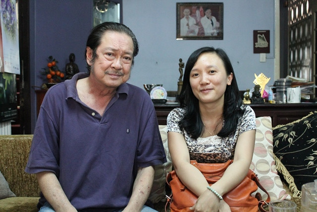 Một khán giả ở Quảng Ngãi hay tin NSƯT sắp "ra đường ở" bay vào thăm ông. Cuộc trò chuyện diễn ra tại phòng khách