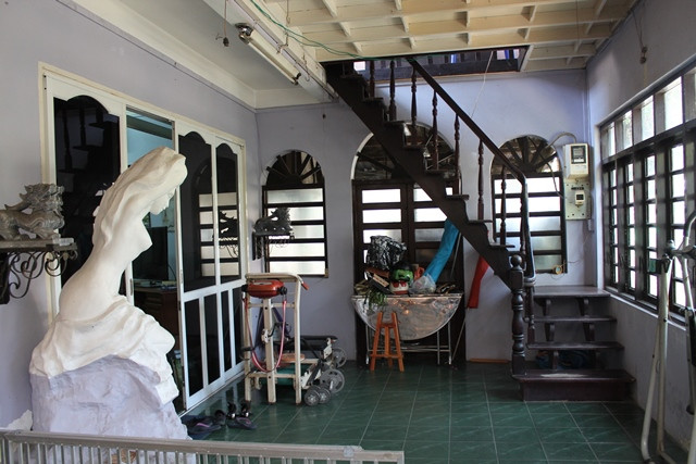 Ngôi nhà từng được ngăn ra làm văn phòng của hãng phim nhưng giờ văn phòng đã đóng cửa, vì không còn kinh phí duy trì, xin tuyên bố phá sản