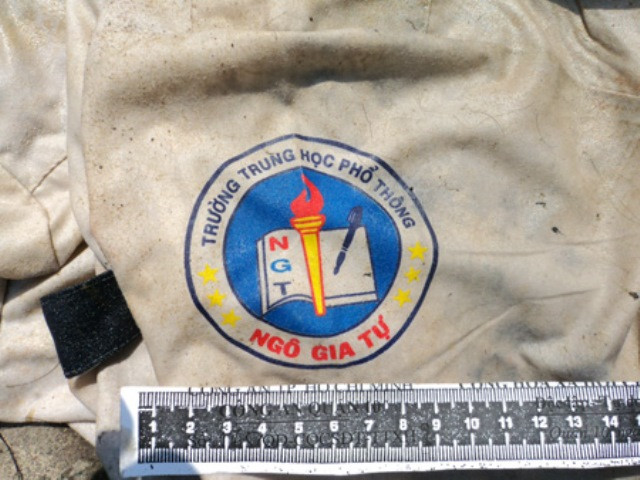 Chiếc áo có in logo trường THPT Ngô Gia Tự