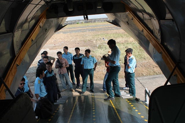 Thành viên tổ bay cùng phóng viên chuẩn bị lên chuyên cơ