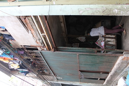 Căn nhà thuê của vợ chồng chị cùng với 15 người khác sinh sống để buôn bán ve chai