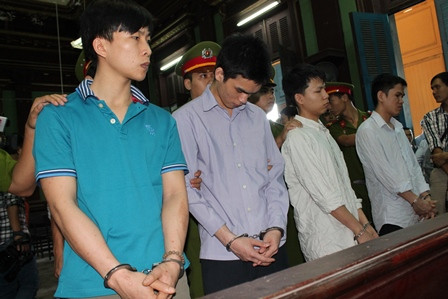 Băng cướp "chém trước, cướp sau" tại phiên tòa phúc thẩm sáng nay Băng cướp "chém trước, cướp sau" tại phiên tòa phúc thẩm sáng nay