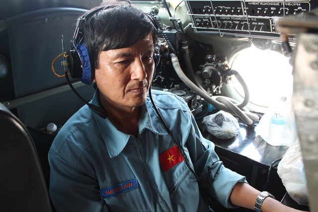 Thượng tá Mai Đức Loan phụ trách thông tin chuyến bay tìm kiếm