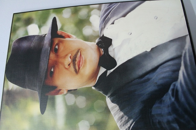 Bức chân dung NSƯT thời trai trẻ được treo tại phòng khách