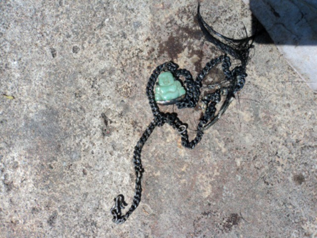 Sợi dây chuyền kim loại màu đen có gắn hình phật Di Lặc màu xanh ngọc